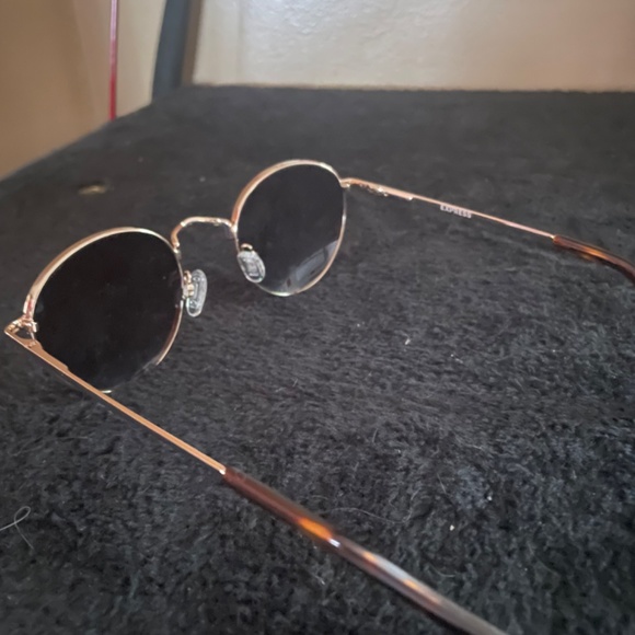 Express round sunglasses. - Picture 4 of 5